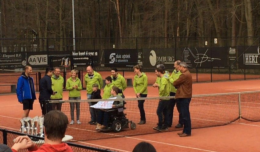 Groots tennistoernooi; grootse opbrengst